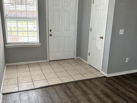 3rd image of 102 Vine St