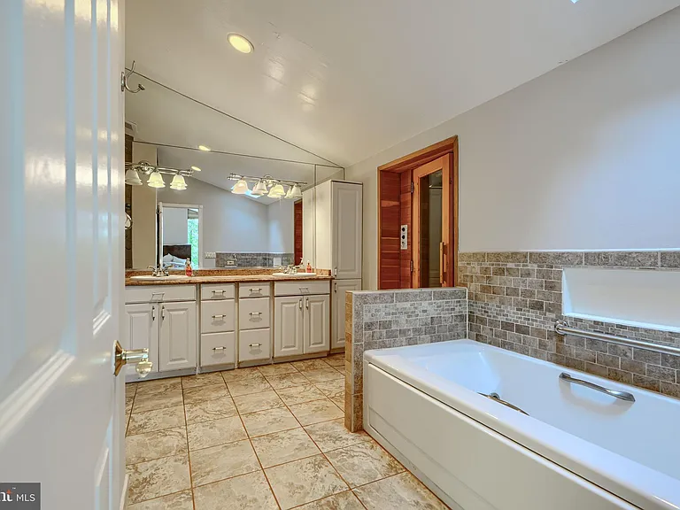 2101 Tufton Ave — Photo 36