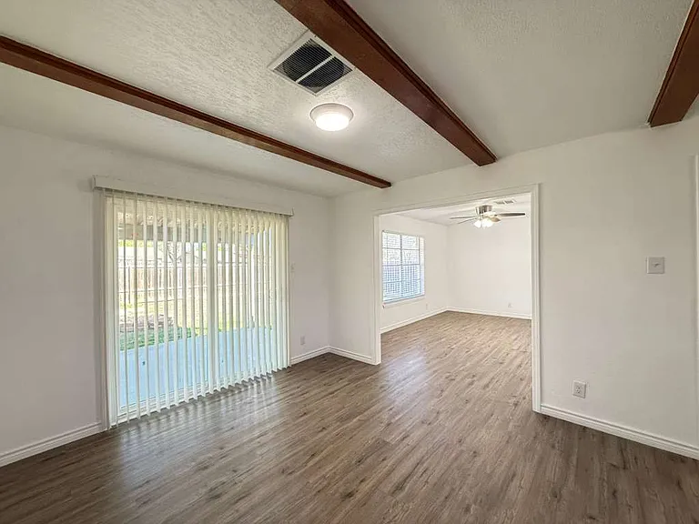 317 E Lindbergh Blvd — Photo 4