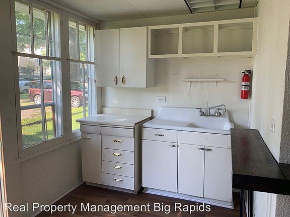 3rd image of 528 S Warren Ave