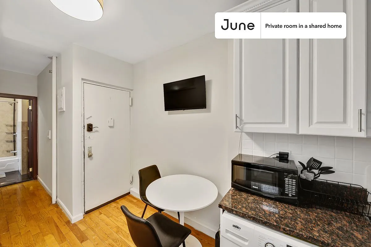 Twin bedroom in 3 bed/1 bath home in Upper West Side #790 C — Photo 4