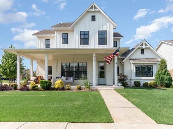 821 NE 20th Pl, Moore, OK 73160