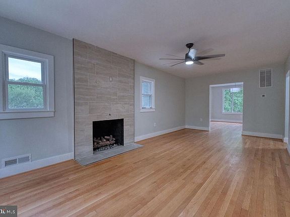 5th image of 1361 Branch Ave SE