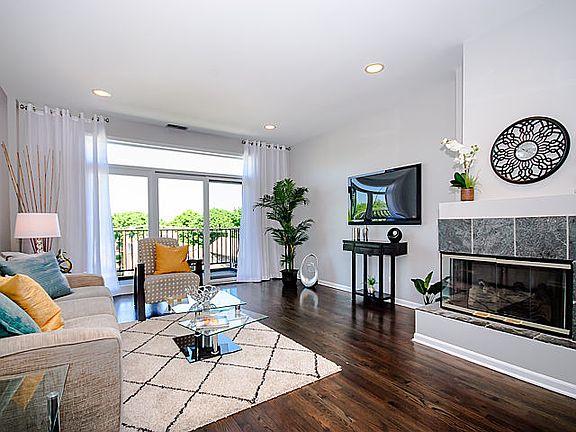 3rd image of 2040 W Belmont Ave #P-24