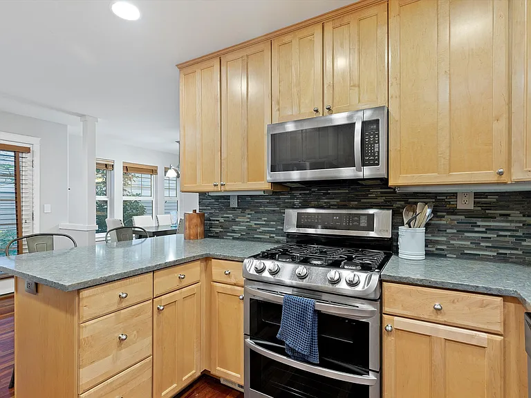 Kitchen with peninsula