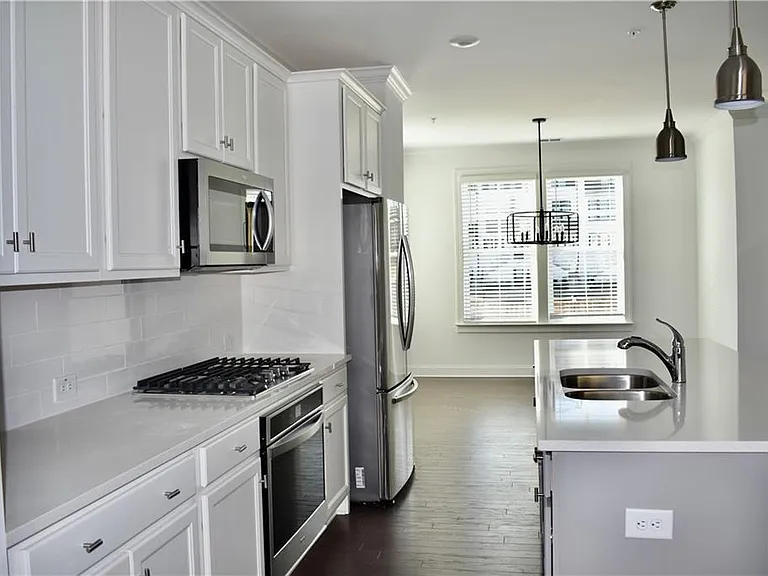 655 Beacon Dr — Photo 4