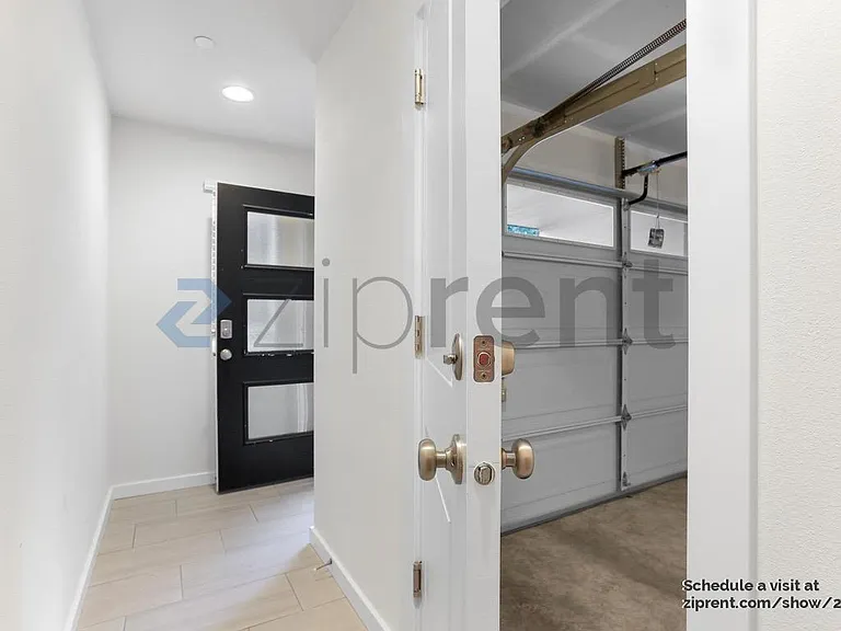 13117 3rd Ave SE #B3 — Photo 2