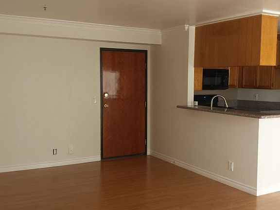 3rd image of 11162 Camarillo St APT 302