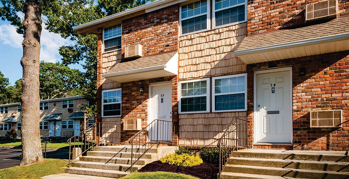 Town and Country Luxury Apartments — Photo 1