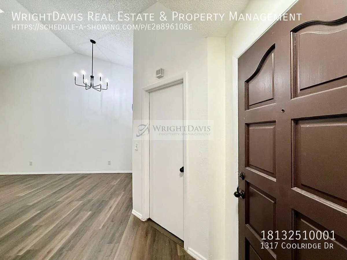 Spacious 3BR/2BA Brandon Home with a Screened Porch & Lake Access — Photo 3
