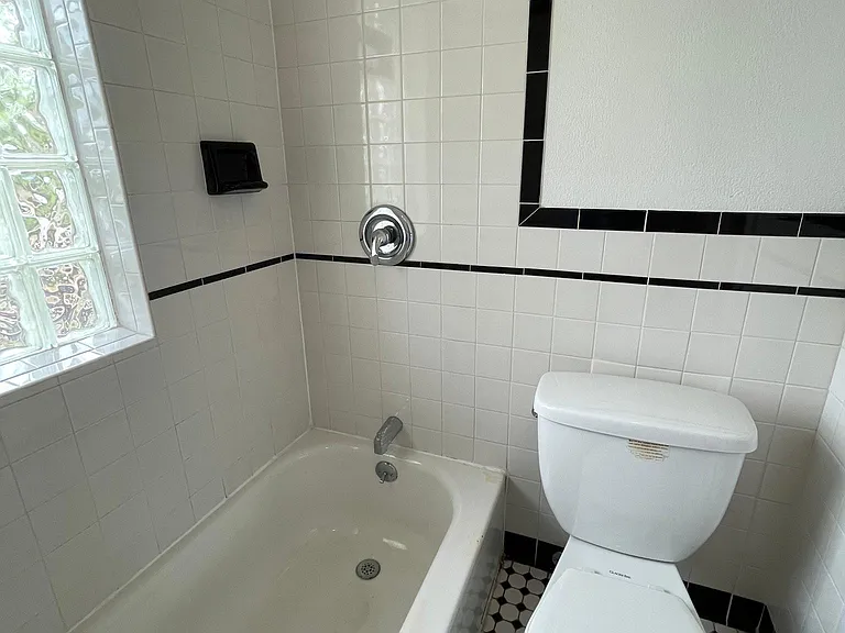 253 W Hazeltine Ave #18 — Photo 8