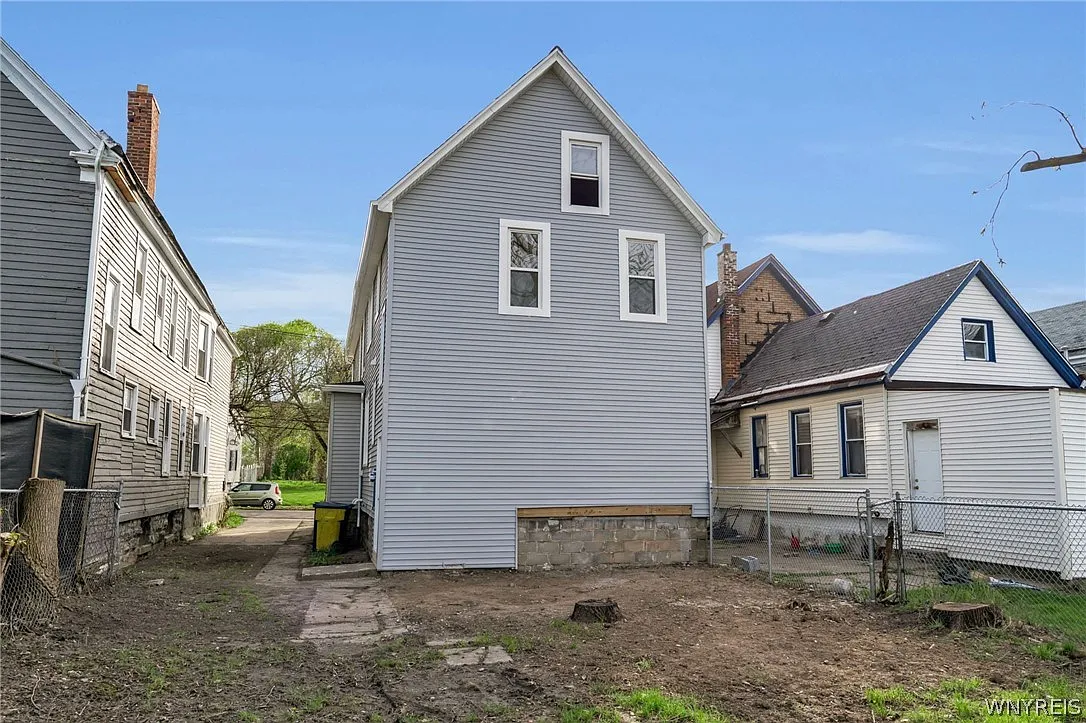 3 bed, 1.0 bath, 1276 sqft, $1,600 — Photo 4