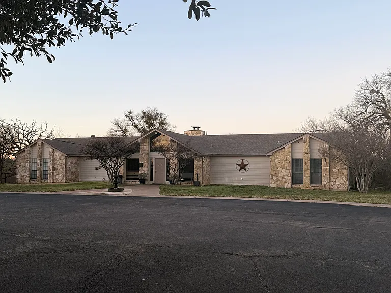 2317 Forest Hill Ln — Photo 18
