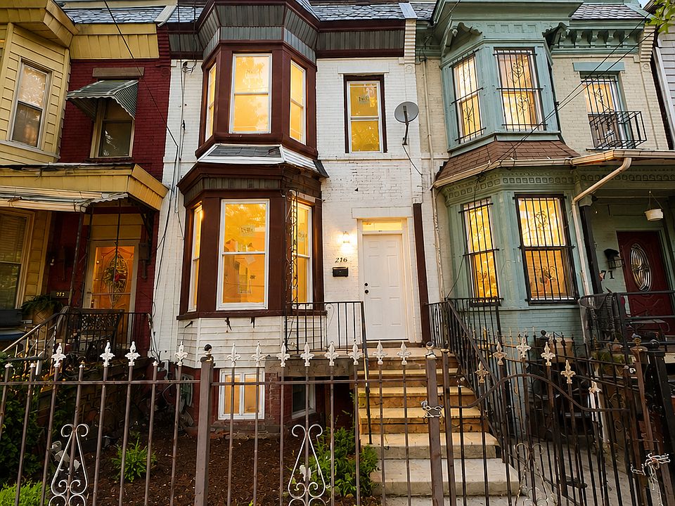 1st image of 271 1/2 6th Ave W