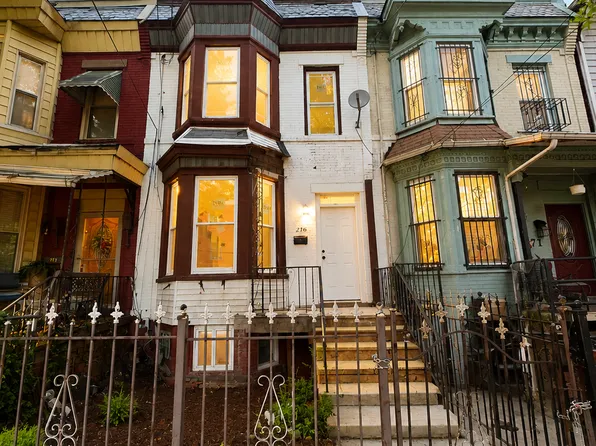 271 1/2 6th Ave W, Newark, NJ