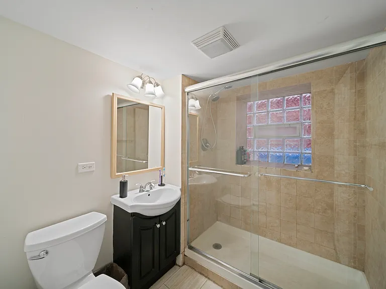 5009 W Montrose Ave #G — Photo 7