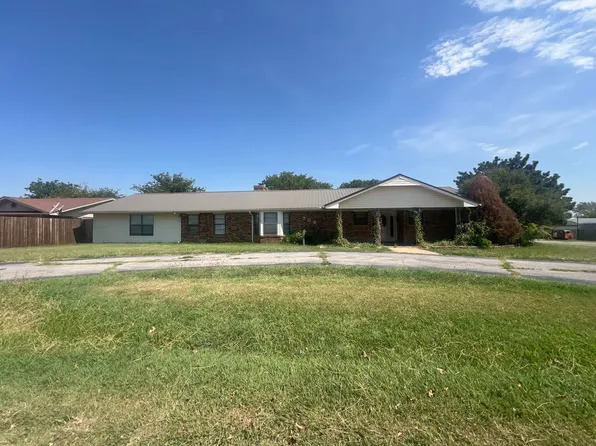 709 1st St, Chattanooga, OK 73528