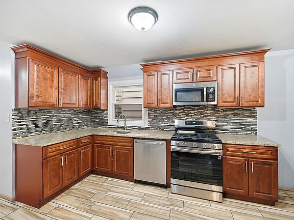 4th image of 180 McAdoo Ave