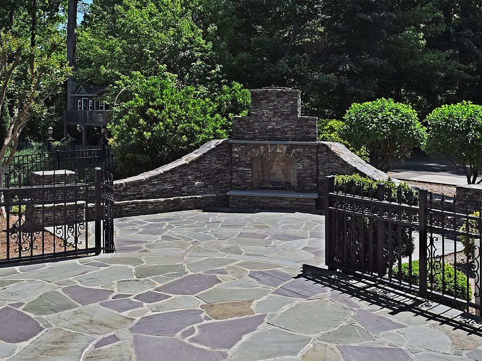 2nd image of 205 Manchester Pl