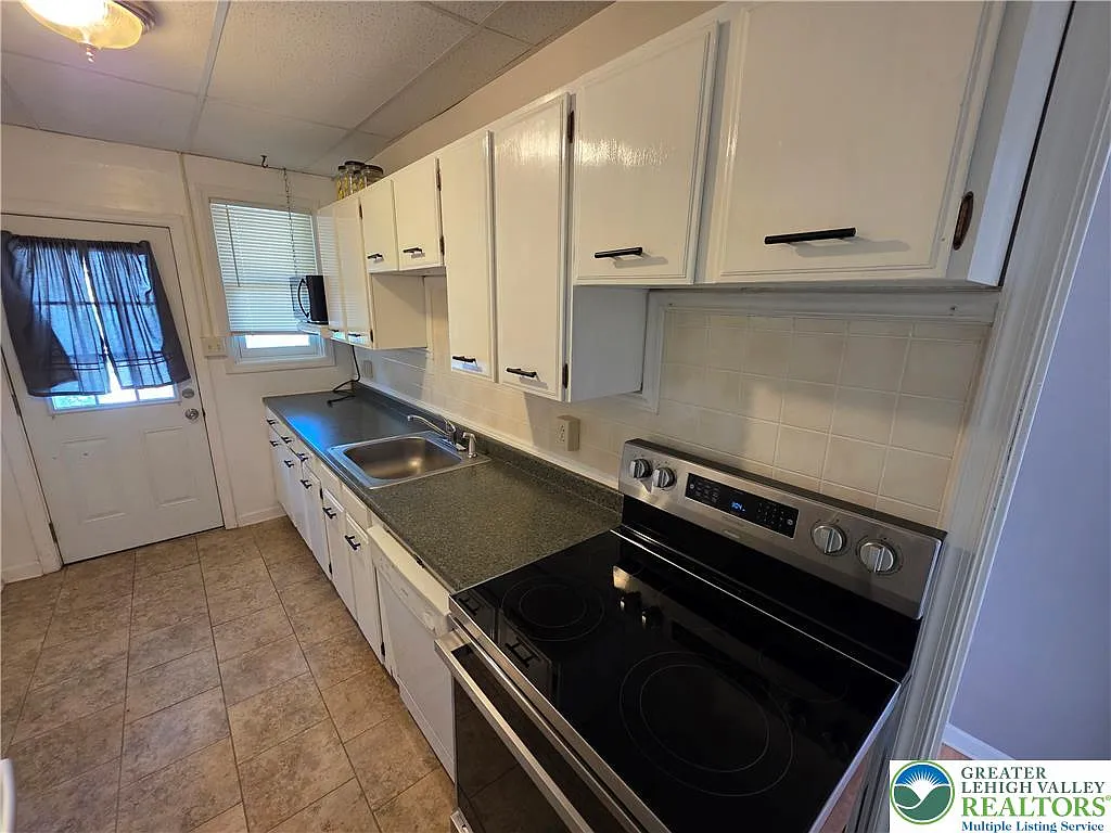 3 bed, 1080 sqft, $1,875 — Photo 2