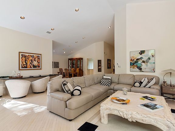 4th image of 749 Carlyle Ct