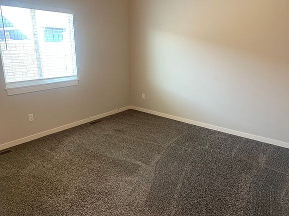 5th image of 812 Foxglove Dr