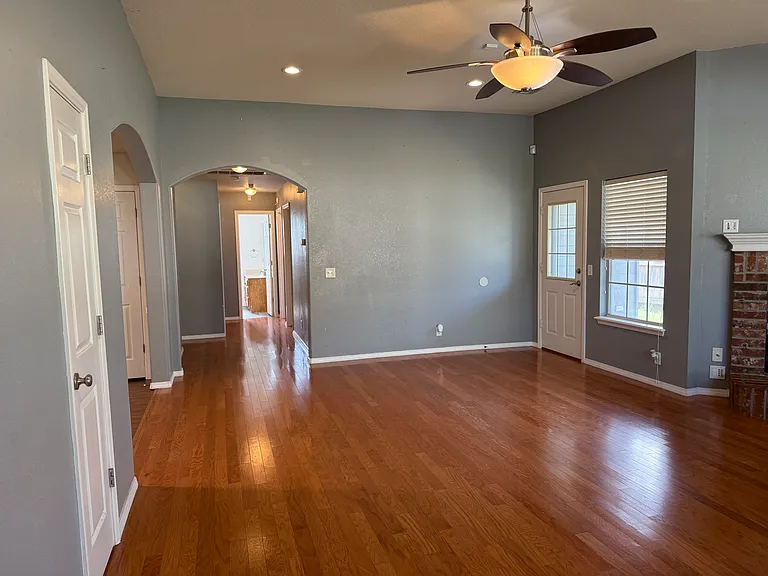 11705 S Fir Ave — Photo 4