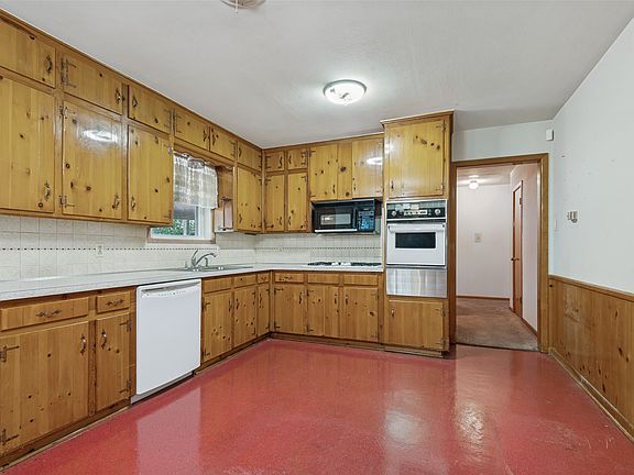 3rd image of 608 Woodcrest Dr