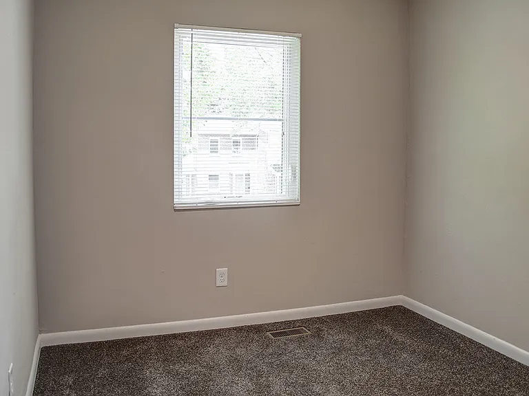 Bell Diamond Manor — Photo 18