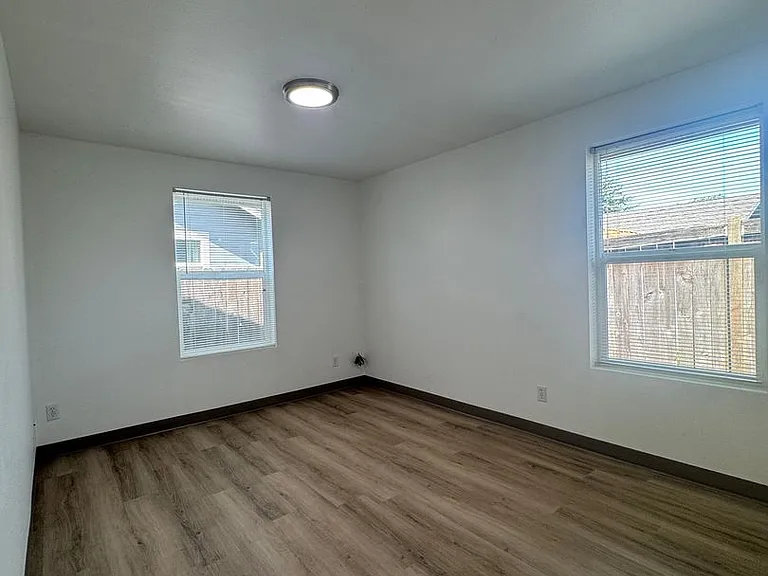 543 Hanover St — Photo 12