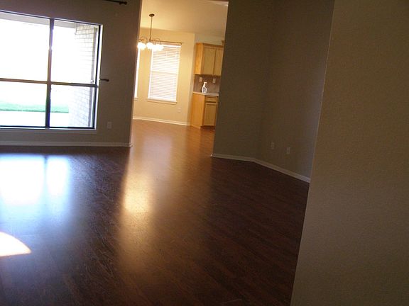 5th image of 2704 Wisteria Ln