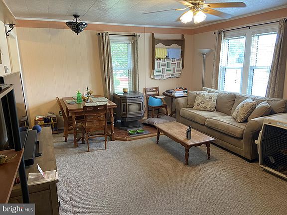3rd image of 814 E Ivy Dr