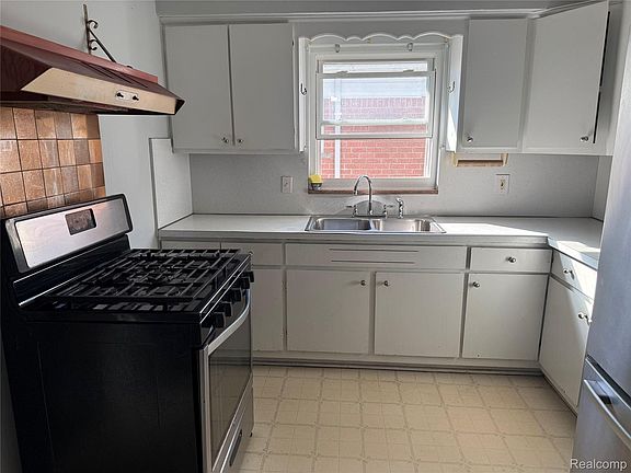 4th image of 6198 Robindale Ave