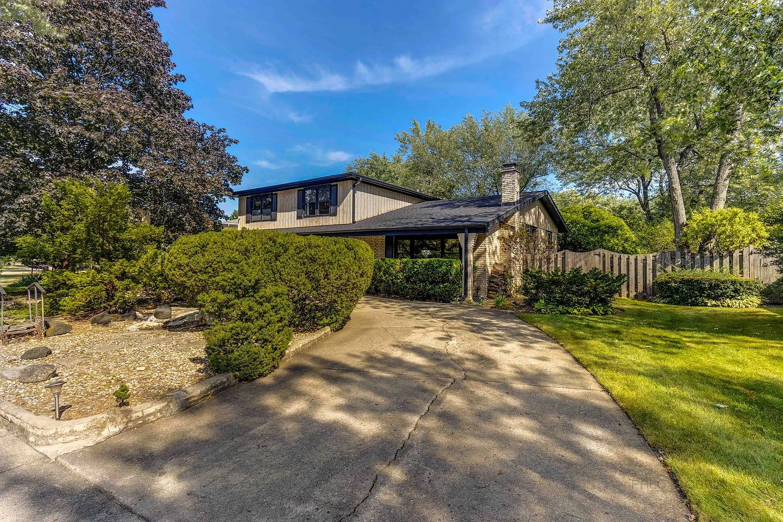 2423 Greenwood Rd photo 1