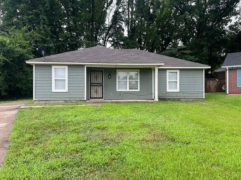 3805 Lake Park Cv