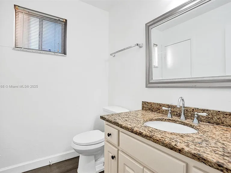 1233 Hampton Blvd — Photo 10