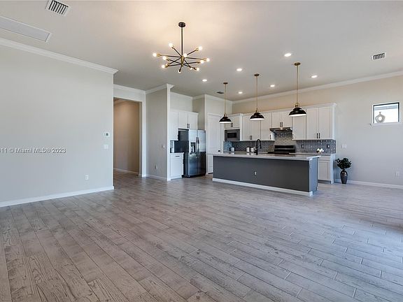 4th image of 517 SE Villandry Way