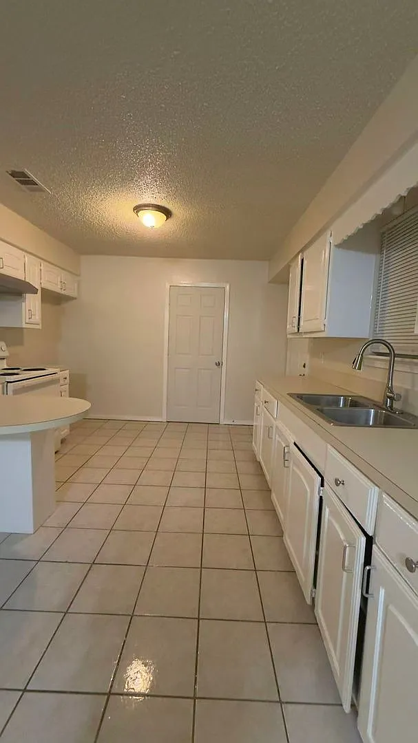 Beautiful 3 Bedroom 2 Bathroom in Rockwall! — Photo 4