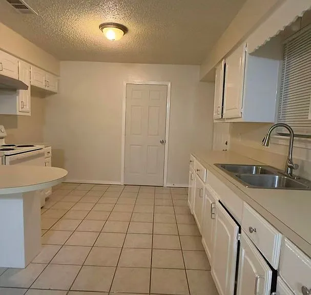552 Trout St — Photo 4