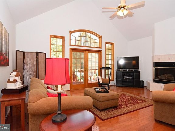 3rd image of 16 Manor Dr