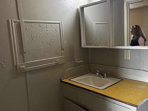 3rd image of 649 E Caston St