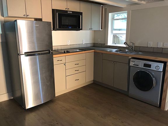 Brand new kitchen with state of the art appliances including