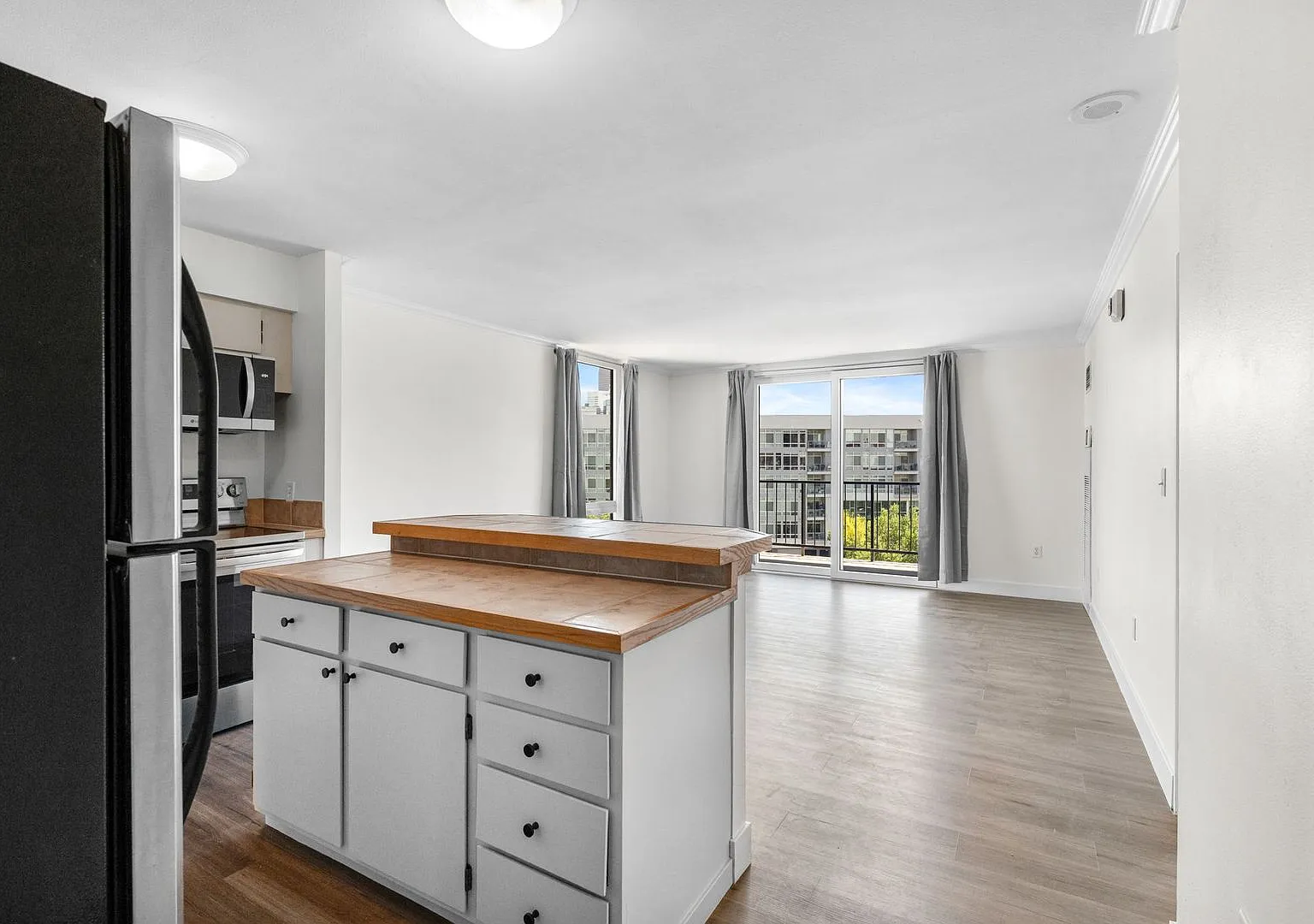Spacious, Renovated Downtown Condo with Breathtaking Views of the City! — Photo 1