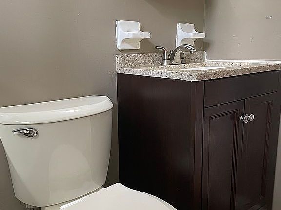 Upstairs full bathroom 