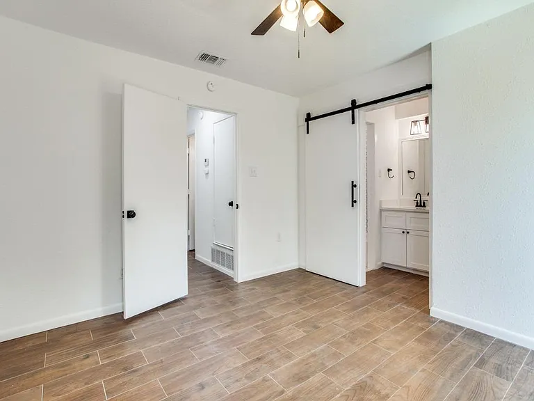 1307 Worthington St — Photo 13