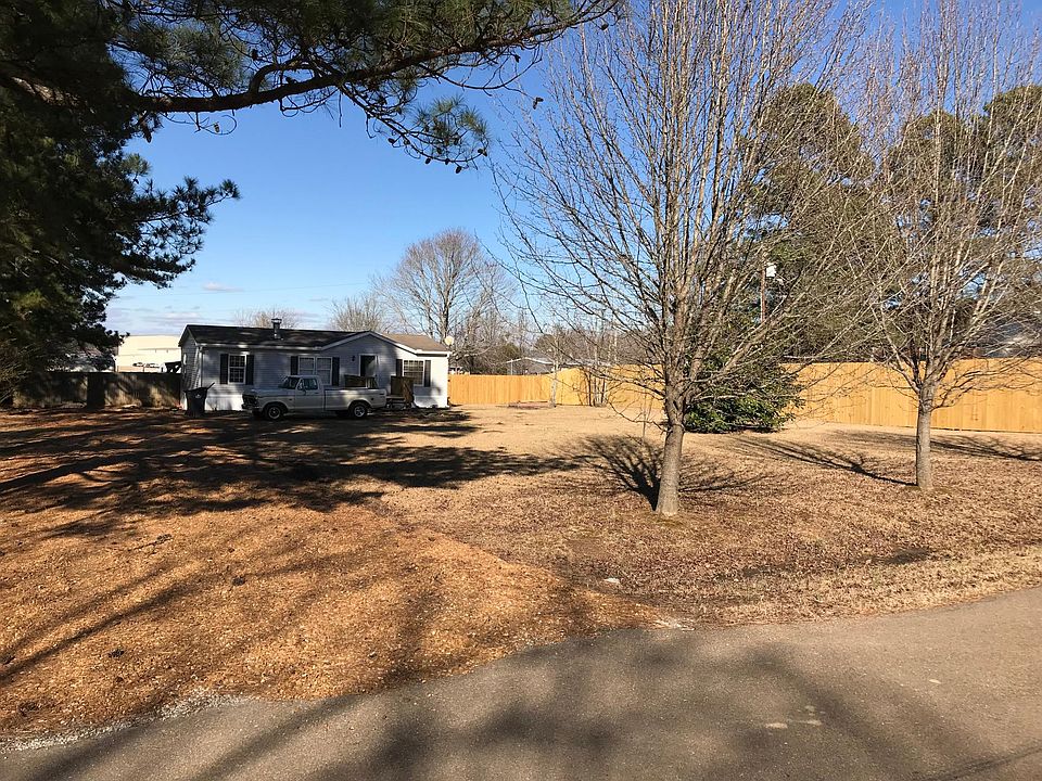Beautiful front yard, landscaped, lawn and gravel driveway
