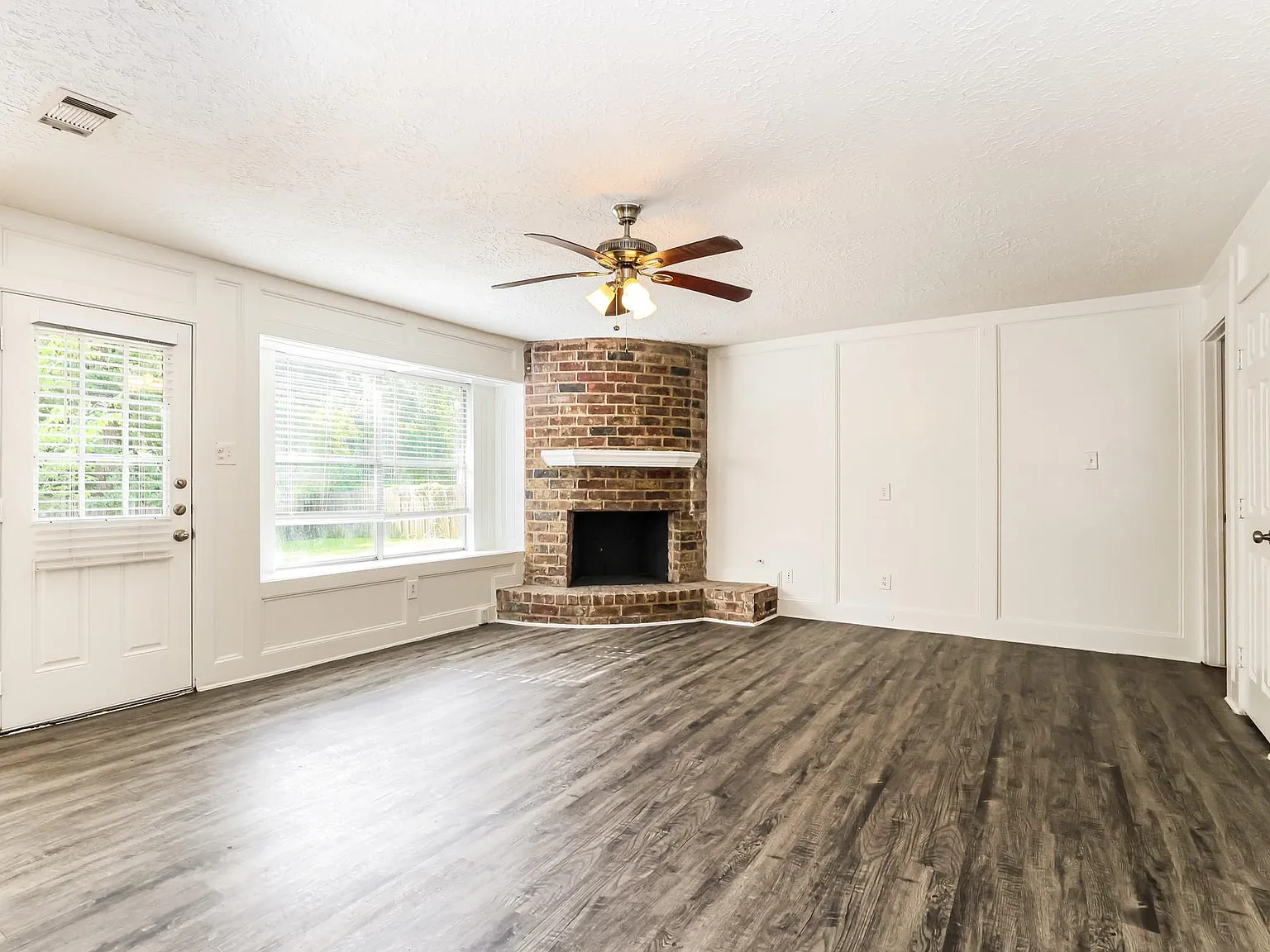 5 bed, 2.5 bath, 2497 sqft, $2,400 — Photo 3