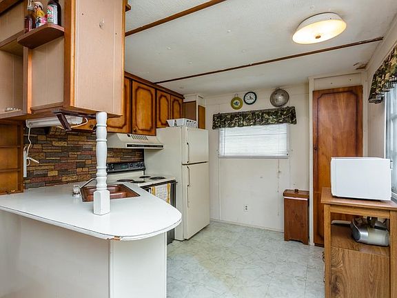 3rd image of 10159 Highland Tpke