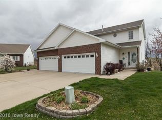 12103 Ridgeview Dr, Urbandale, IA 50323