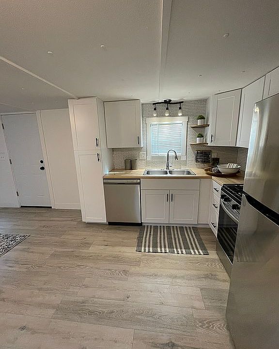 1st image of 300 E 42nd St